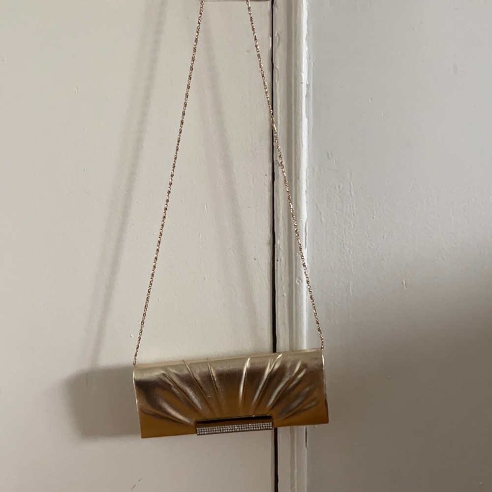 Clutch with detachable chain